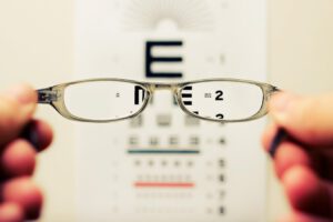 Kiedy należy udać się na wizytę do okulisty oraz jak wyglądają podstawowe badania wzroku?